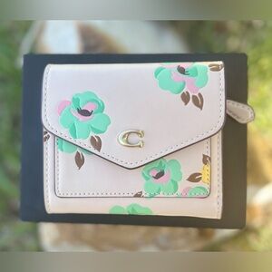 *SOLD* COACH 🌺 Wyn Small Wallet With Floral Print in Ivory Tan/Cream - Compact